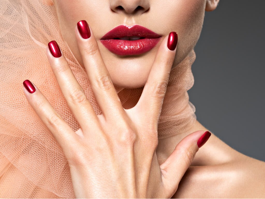 uñas y labios pintados